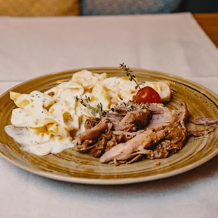 Seven Springs Hotel *