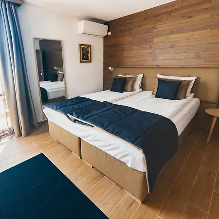 Seven Springs Hotel *