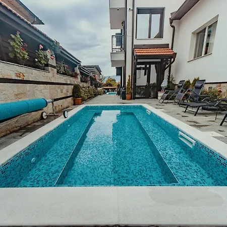 Seven Springs Hotel *