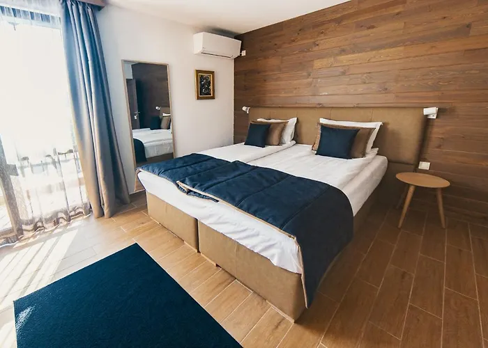 Seven Springs Hotel *